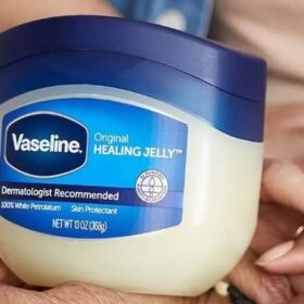 Công dụng chính của Vaseline là duy trì độ ẩm cần thiết cho da 