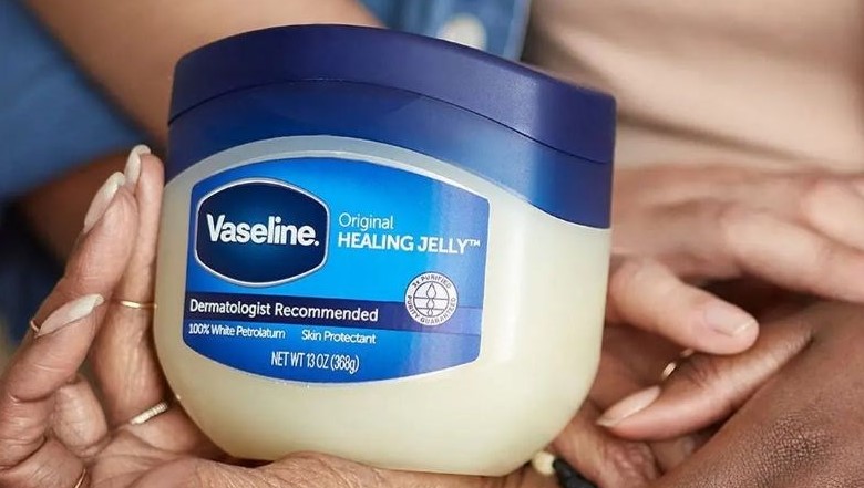 Công dụng chính của Vaseline là duy trì độ ẩm cần thiết cho da 